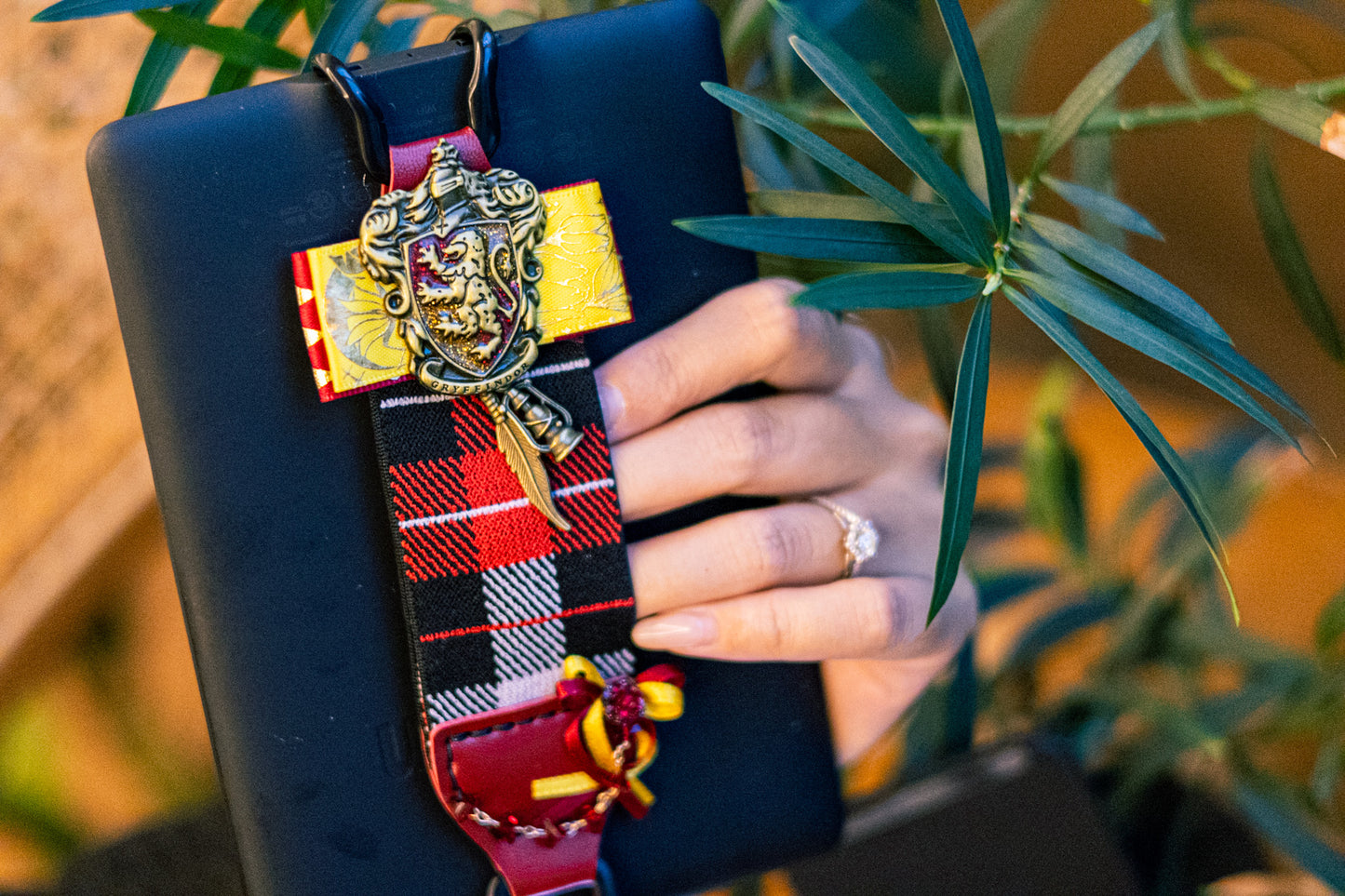 Kittentailor elastic Kindle strap - Relieve hand cramps and pinky fatigue - Ergonomic reading accessory for arthritis relief.