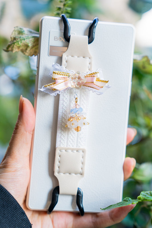 Lightweight original design e-reader strap as gift idea for book lovers. Versatile mounting for diagonal or side use. One-handed reading and no more pinky shelf.