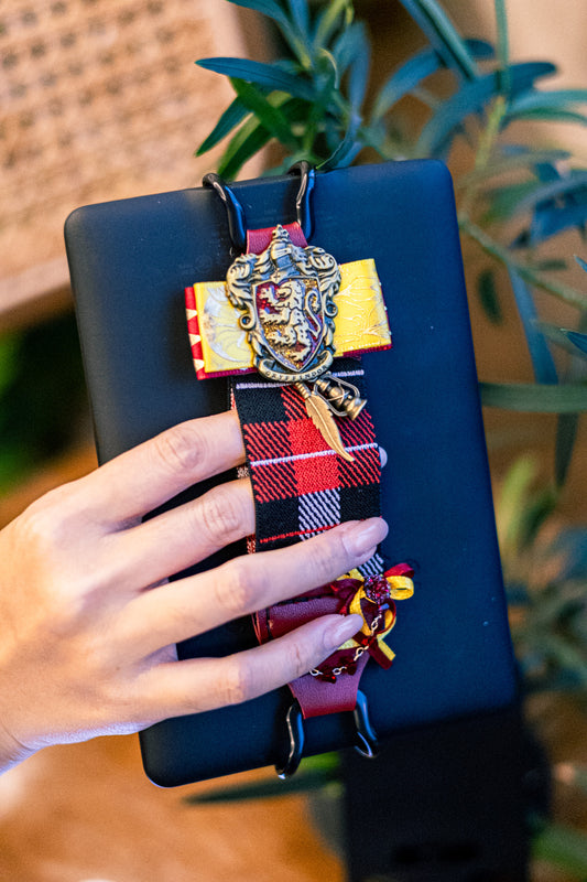 Kittentailor unique British-style e-reader strap for one-handed reading while drinking coffee. Hands-free feel reading accessory for Kindle Paperwhite and Oasis.