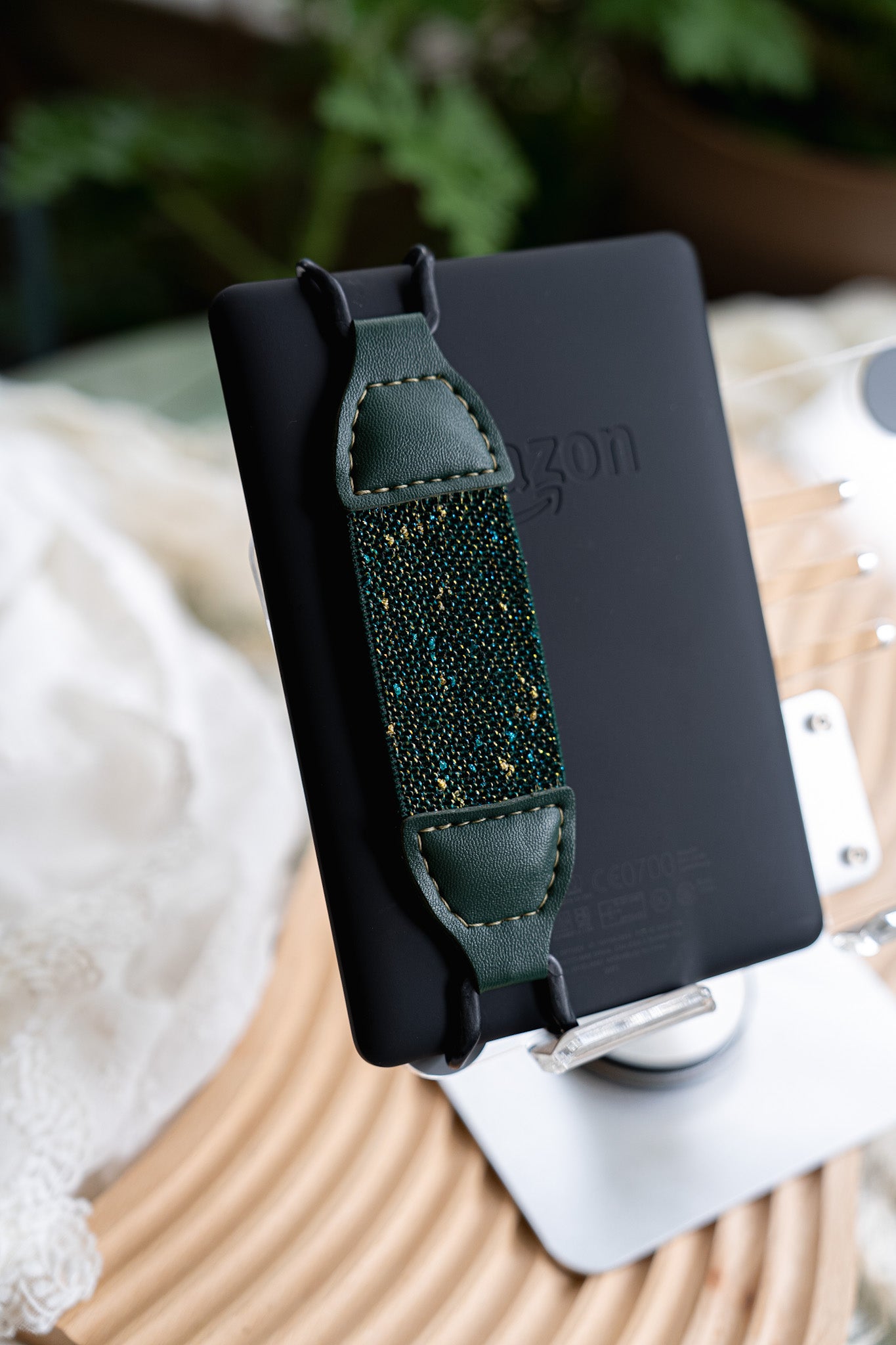 Kittentailor elastic Kindle strap - Relieve hand cramps and pinky fatigue - Ergonomic reading accessory for arthritis.