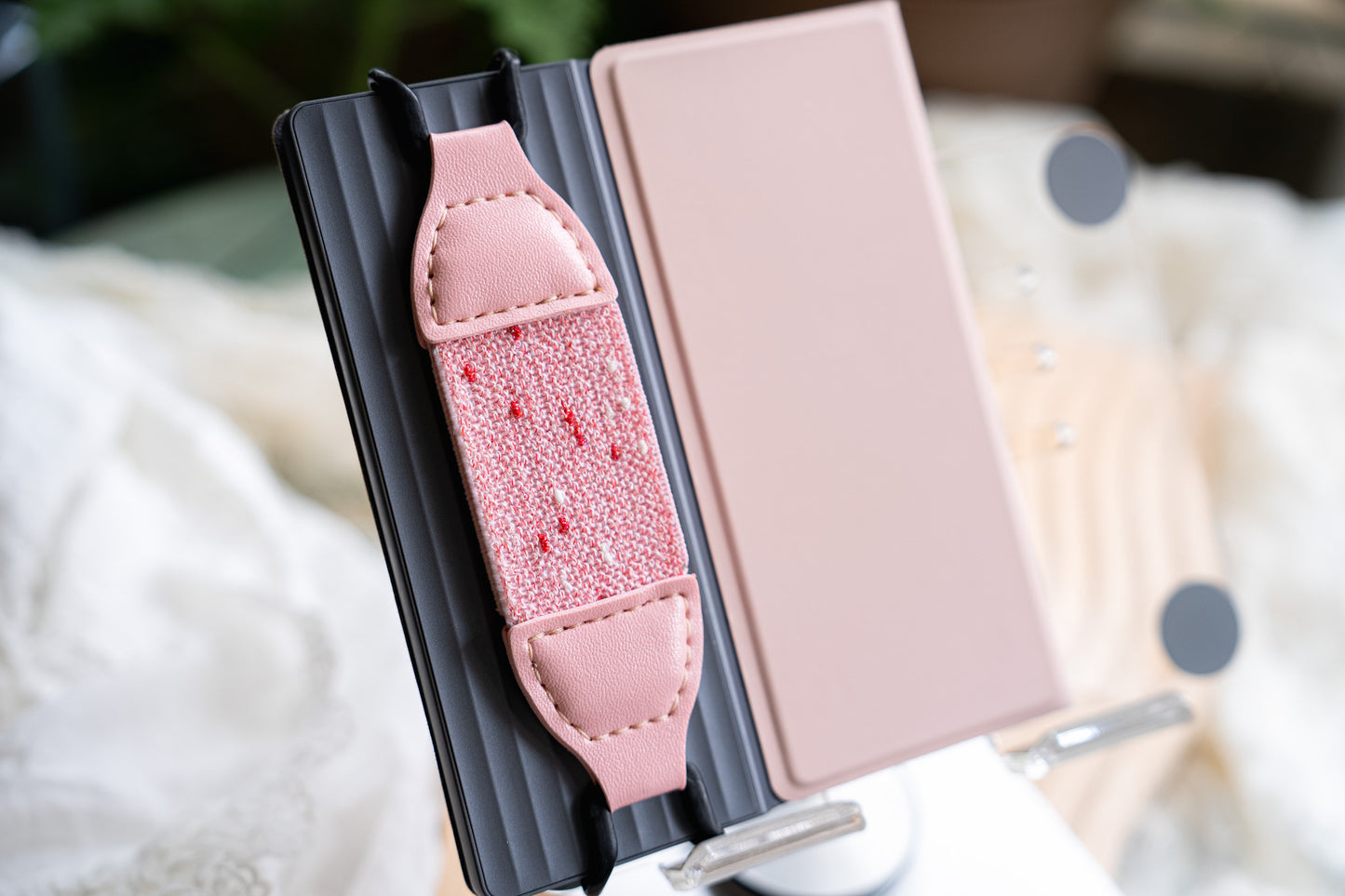 Kittentailor Original Strawberry White Chocolate Kindle strap. Features black metal clips and creamy white leather with solid pink double-layer elastic. Perfect for minimalist sweet aesthetic lovers.