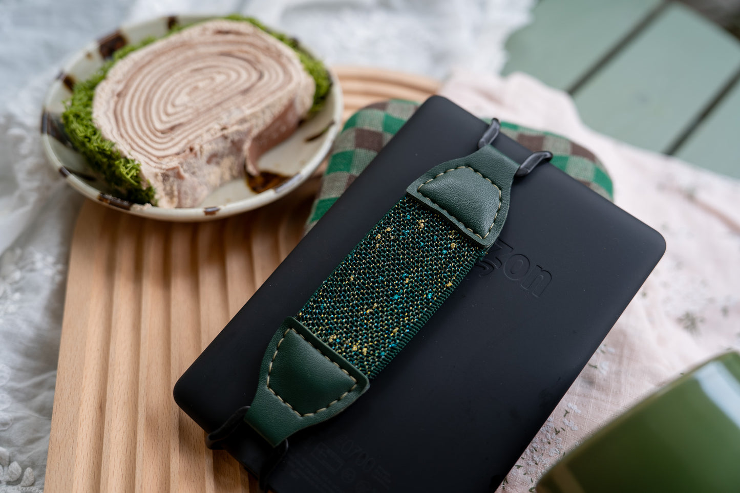 Lightweight original design e-reader strap as gift idea for book lovers. Versatile mounting for diagonal or side use. One-handed reading and no more pinky shelf.