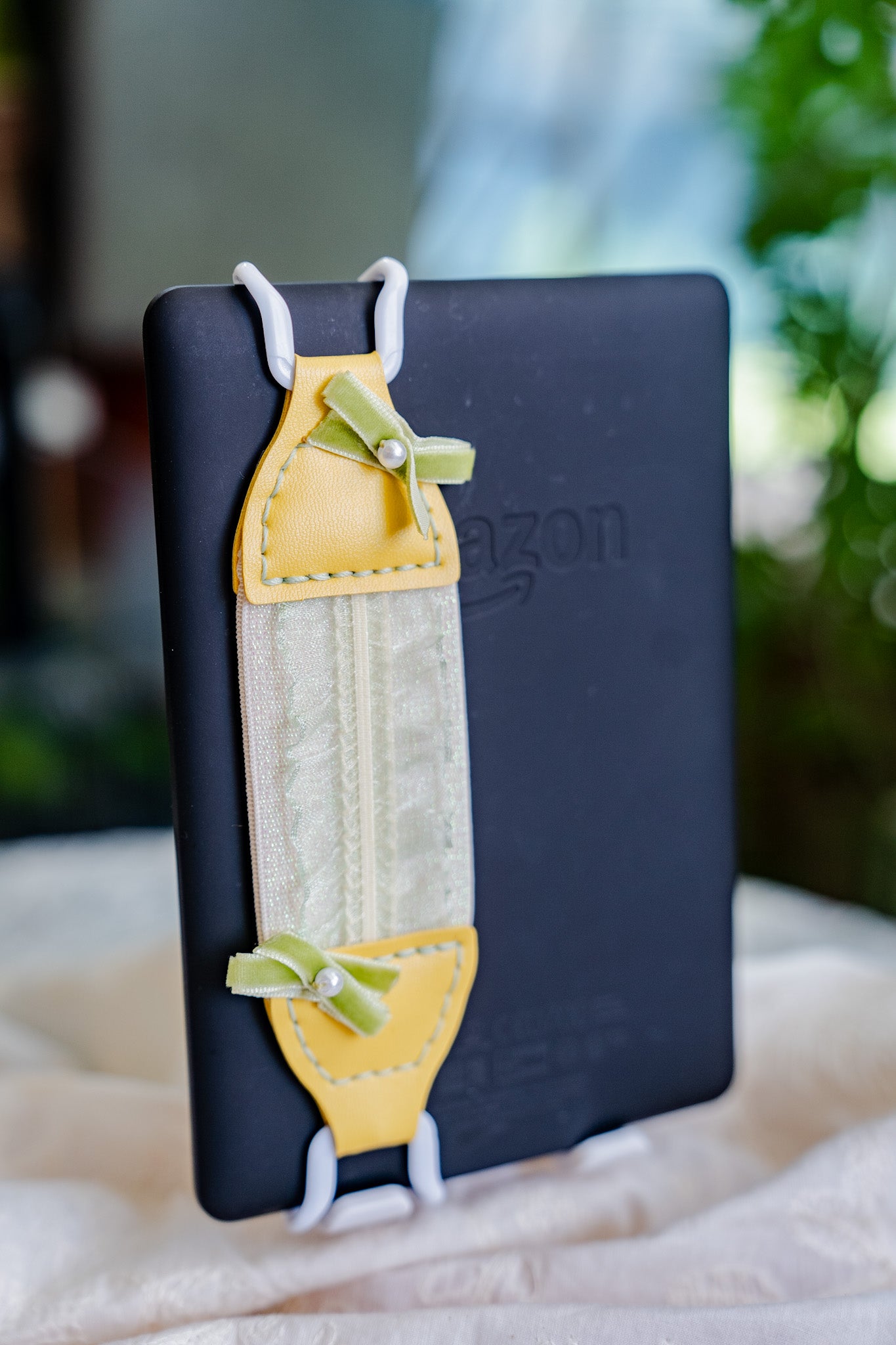 Kittentailor Unique elastic Kindle strap - Relieve hand cramps and pinky fatigue - Ergonomic reading accessory for arthritis relief.