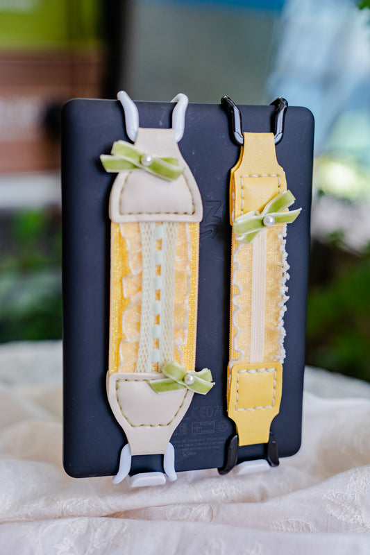 Cozy reading ritual setup with Kittentailor handmade elastic Kindle strap. Best self-care gift idea for book lovers and Kindle girlies. Lightweight e-reader strap for one-handed reading - Perfect for commuting and coffee drinkers.