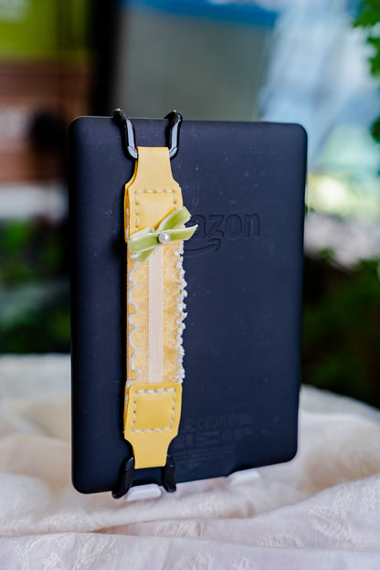 Kittentailor Original Kindle accessory available in Narrow and Wide sizes for different device models. Ergonomic fit to prevent pinky cramps and provide carpal tunnel relief for safe reading.