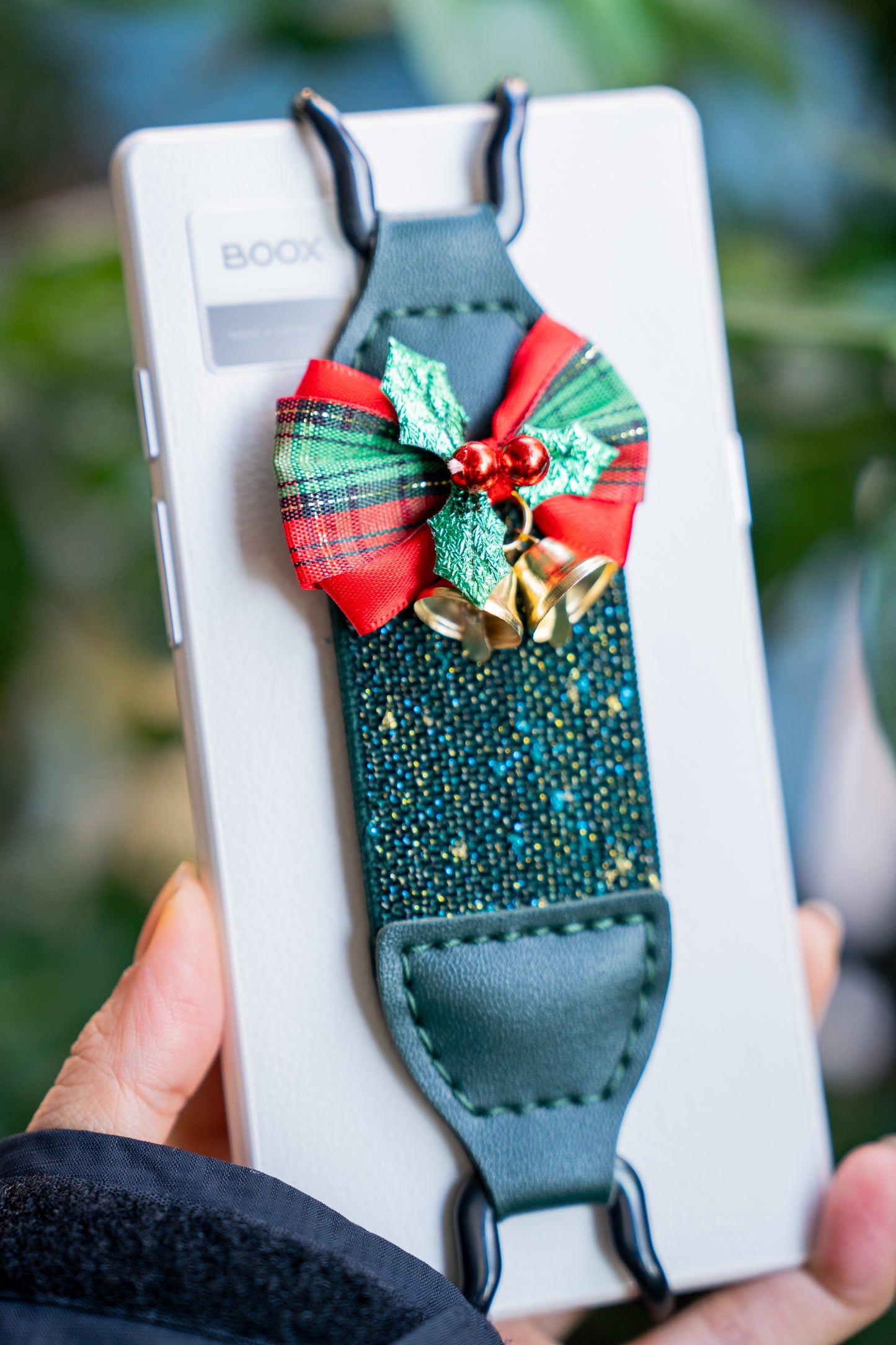 Kittentailor aesthetic reading/ Under the Mistletoe: A timeless classic featuring deep green vegan leather, a vintage tartan bow, and festive holly details.
- Sounds of Joy: Both straps feature real mini bells that make a soft, soothing jingle sound (ASMR approved!).
- Sparkle & Comfort: Made with special glitter-infused elastic that is soft on the skin but dazzling to the eye.