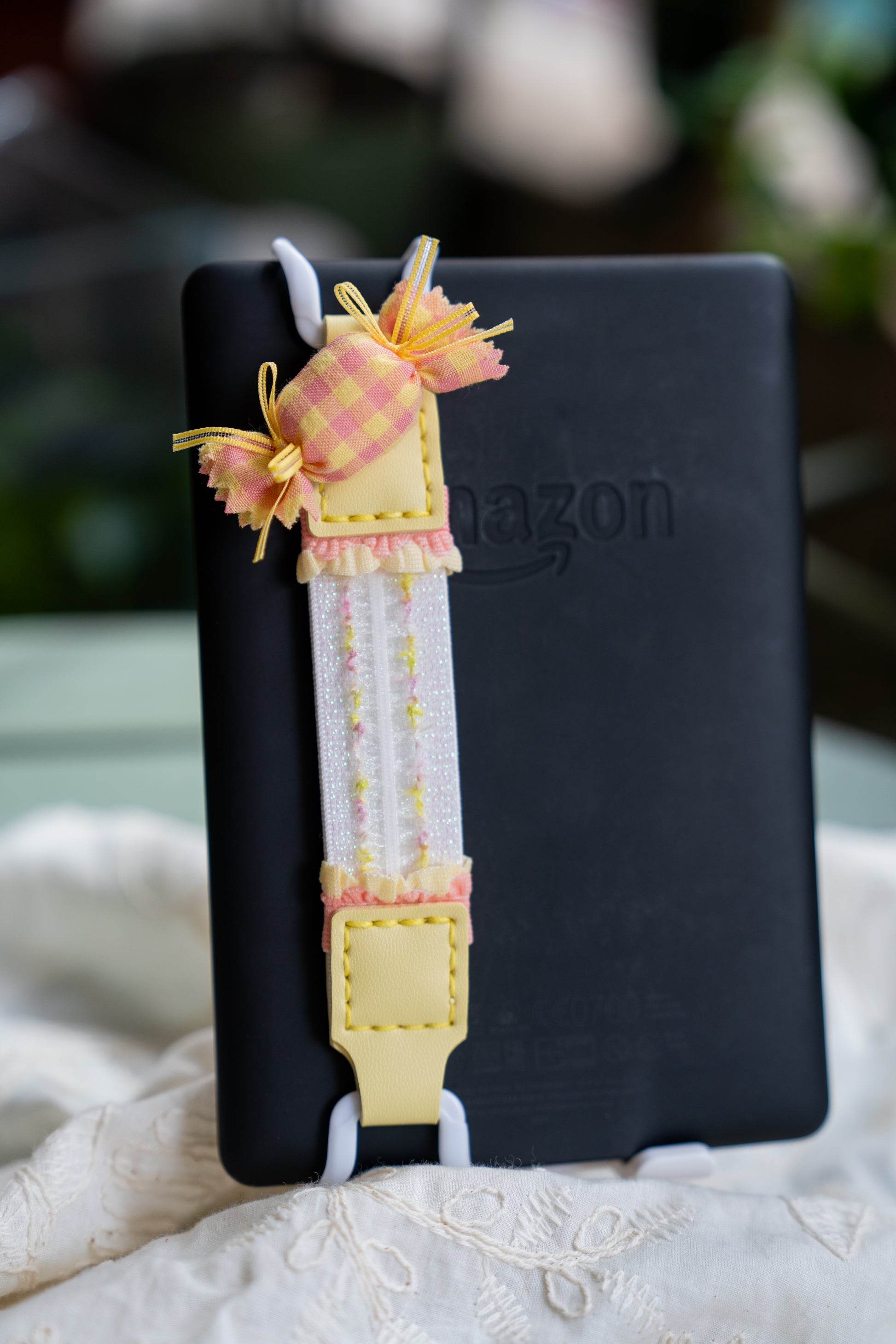 Cozy reading ritual setup with Kittentailor handmade elastic Kindle strap. Best self-care gift idea for book lovers and Kindle girlies. Lightweight e-reader strap for one-handed reading - Perfect for commuting and coffee drinkers.
