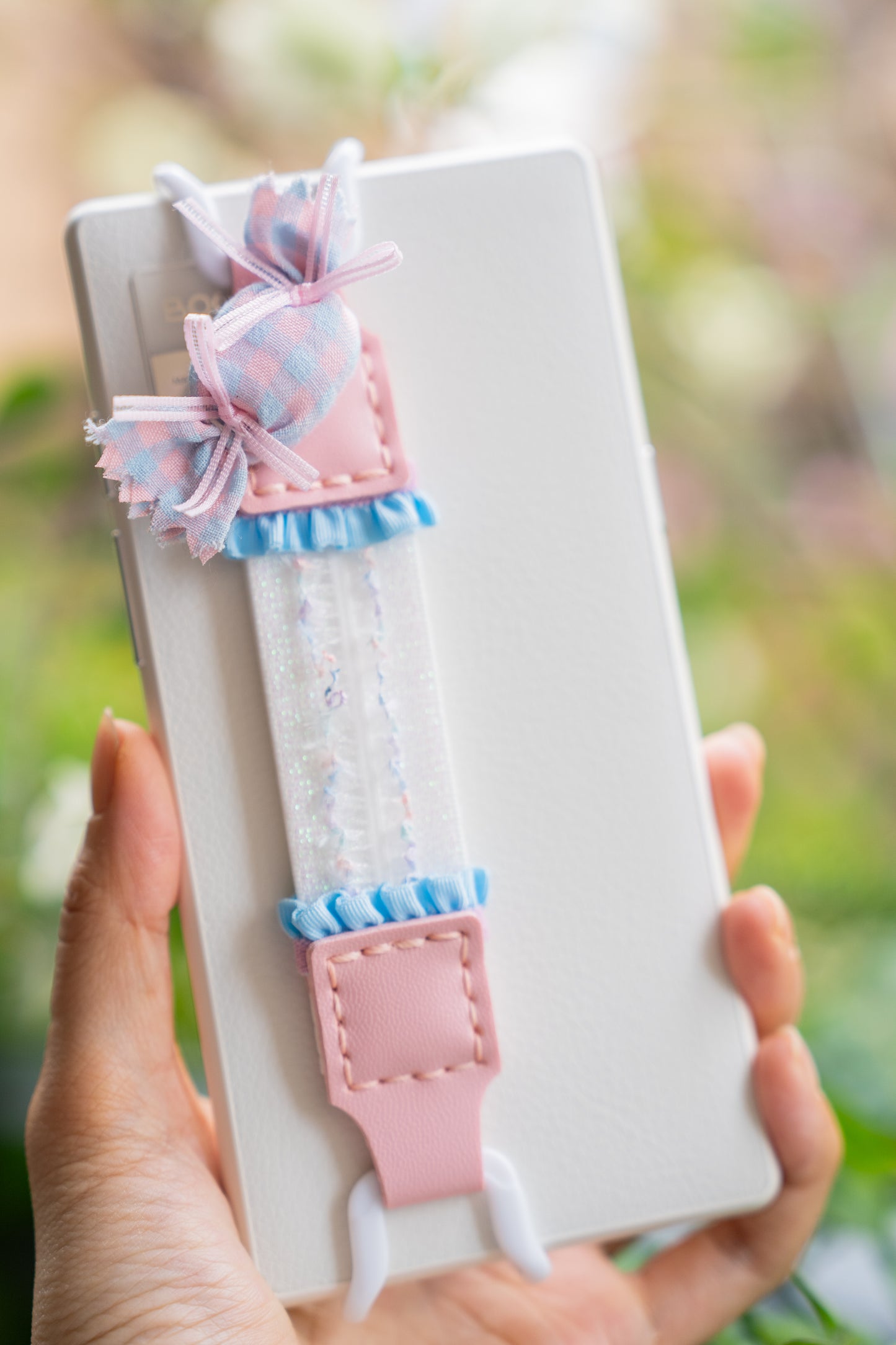 Soft & Squishy: Zero hard parts touching your hand—just soft vegan leather and fabric for the coziest reading experience.
Pop of Color: Available in 3 delicious pastel colorways to match your aesthetic.