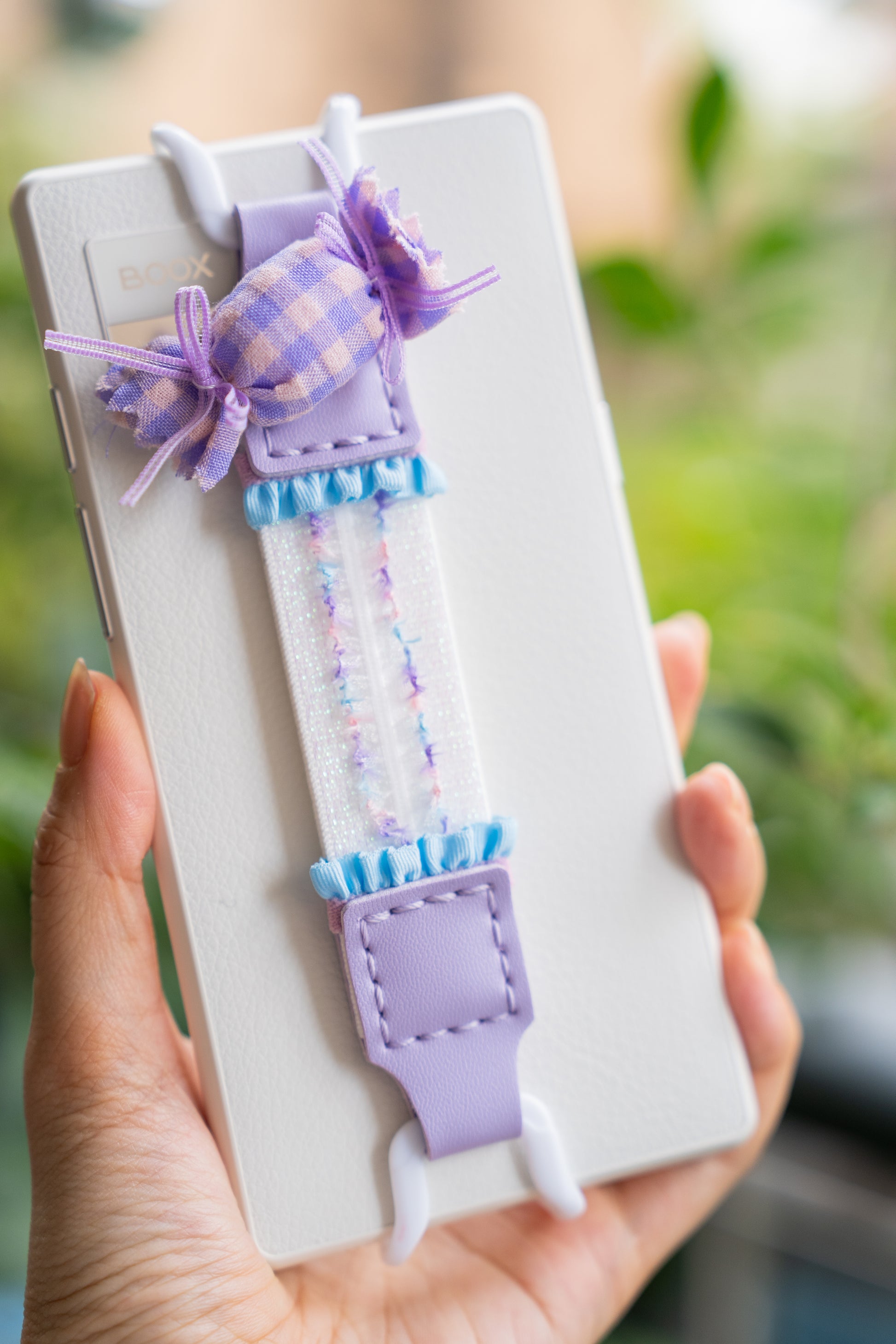 Give your Kindle a sugar rush! 🍬 The Kittentailor Bonbon Pop Series brings a burst of Y2K nostalgia and sweetness to your reading routine.
- 3D Candy Design: Features a handcrafted, plush "bonbon" candy wrapped in vintage gingham (checkered) fabric.
- Ruffled Details: The elastic band is adorned with cute frilly ruffles for extra comfort and style.