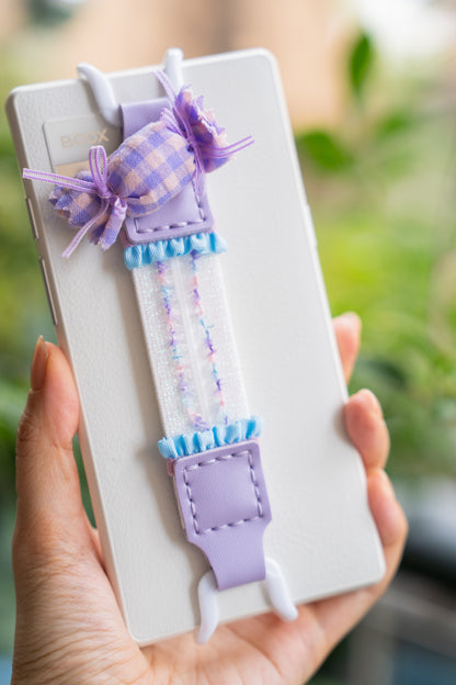 Give your Kindle a sugar rush! 🍬 The Kittentailor Bonbon Pop Series brings a burst of Y2K nostalgia and sweetness to your reading routine.
- 3D Candy Design: Features a handcrafted, plush "bonbon" candy wrapped in vintage gingham (checkered) fabric.
- Ruffled Details: The elastic band is adorned with cute frilly ruffles for extra comfort and style.