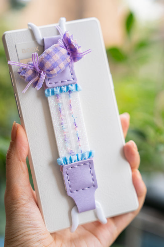 Give your Kindle a sugar rush! 🍬 The Kittentailor Bonbon Pop Series brings a burst of Y2K nostalgia and sweetness to your reading routine.
- 3D Candy Design: Features a handcrafted, plush "bonbon" candy wrapped in vintage gingham (checkered) fabric.
- Ruffled Details: The elastic band is adorned with cute frilly ruffles for extra comfort and style.