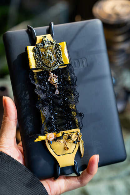 Comfort Grip: High-elasticity band to prevent hand fatigue during long reading marathons.