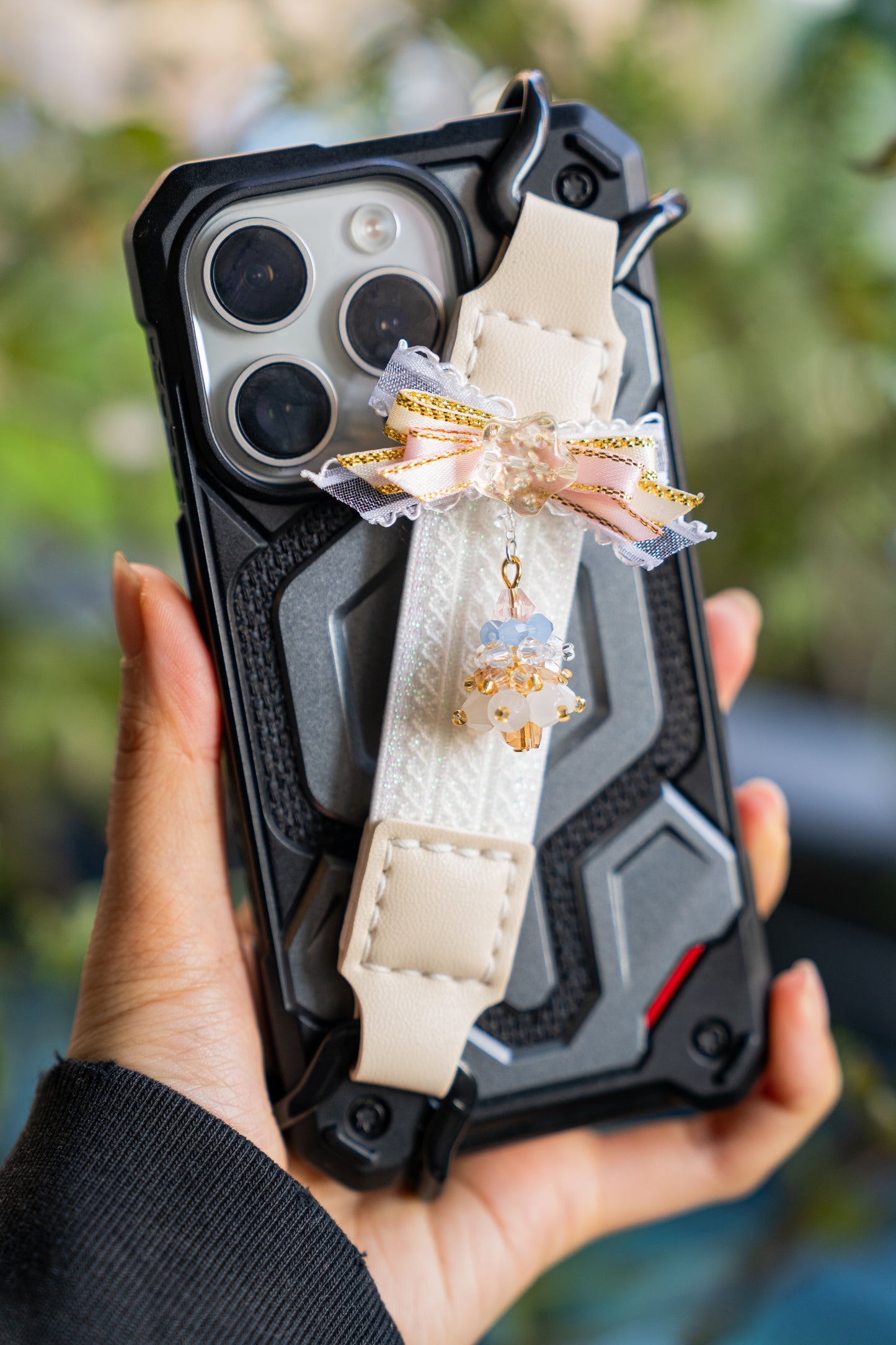 Add a touch of winter magic to your reading ritual. Inspired by the "Nutcracker" ballet, this handmade strap features a dreamy combination of creamy vegan leather and delicate snow-white lace.
- Festive Detail: Adorned with a pink & gold ribbon bow, a shimmering star, and a handcrafted crystal bead charm that dances as you read.
- Soft & Cozy: The double-layer lace elastic is gentle on your fingers, perfect for cozying up with a holiday romance novel.
- Limited Edition: A perfect Christmas gift for the "coq