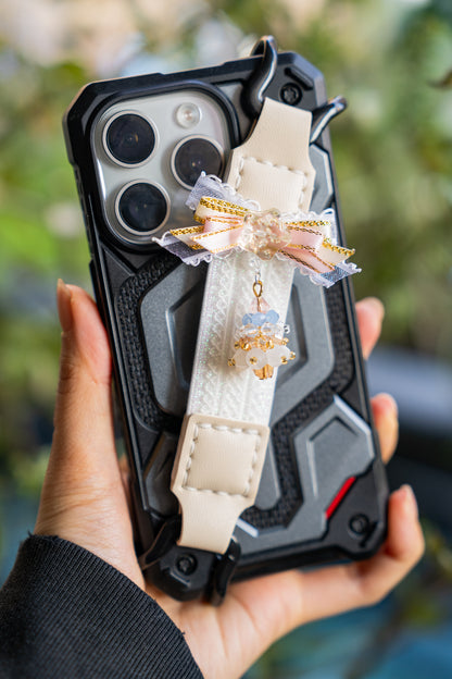 Add a touch of winter magic to your reading ritual. Inspired by the "Nutcracker" ballet, this handmade strap features a dreamy combination of creamy vegan leather and delicate snow-white lace.
- Festive Detail: Adorned with a pink & gold ribbon bow, a shimmering star, and a handcrafted crystal bead charm that dances as you read.
- Soft & Cozy: The double-layer lace elastic is gentle on your fingers, perfect for cozying up with a holiday romance novel.
- Limited Edition: A perfect Christmas gift for the "coq