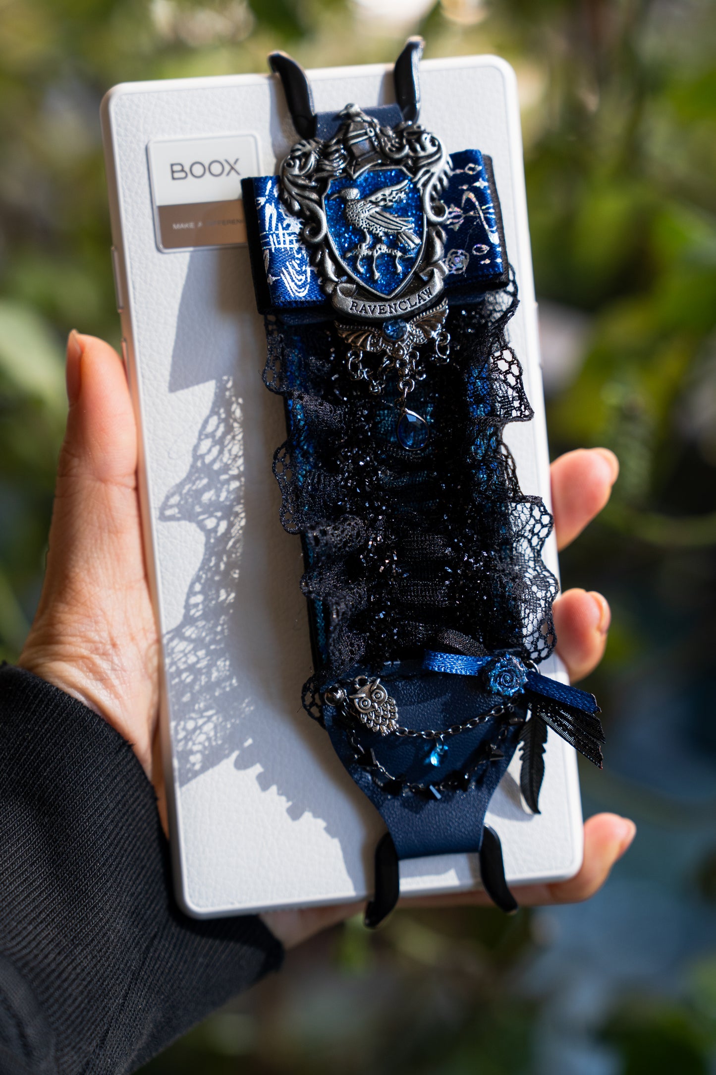 Kittentailor elastic Kindle strap - Relieve hand cramps and pinky fatigue - Ergonomic reading accessory for arthritis.